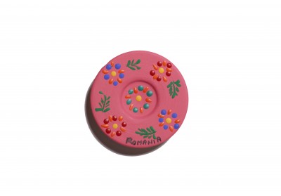 Magnet de lemn artizanal model farfurie roz Magnet de lemn artizanal model farfurie roz